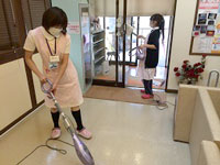 院長、スタッフによる清掃